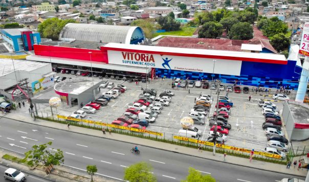 Supermercado inaugura loja e fomenta geração de emprego e renda na